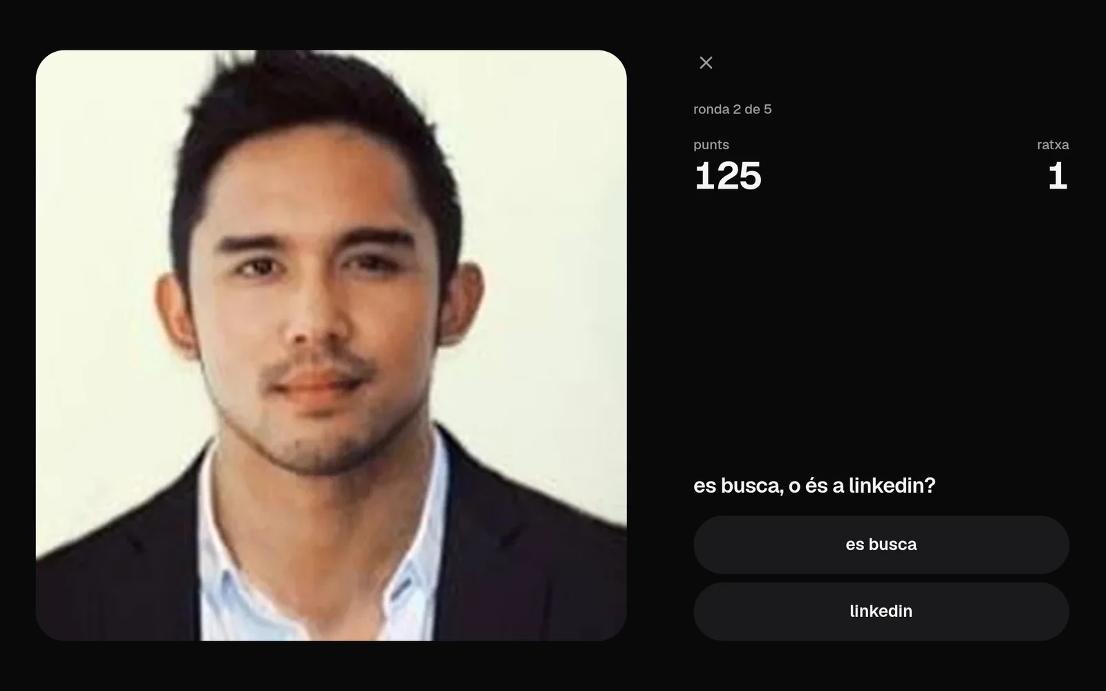 captura de pantalla d'una partida a profile or wanted: ronda 2 de 5, 125 punts, ratxa d'1, un home amb americana al tauler i la pregunta es busca, o és a linkedin? amb els dos botons.