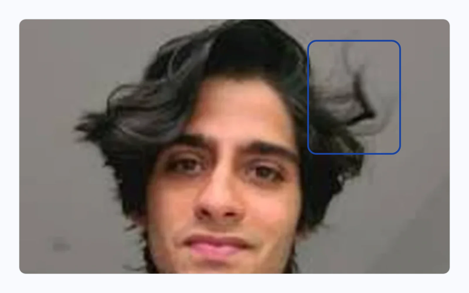 captura de pantalla de la foto d'una cara de linkedin al tauler de profile or wanted, de prop, amb el cabell solt marcat, on es veu el detall tou de 200 píxels.