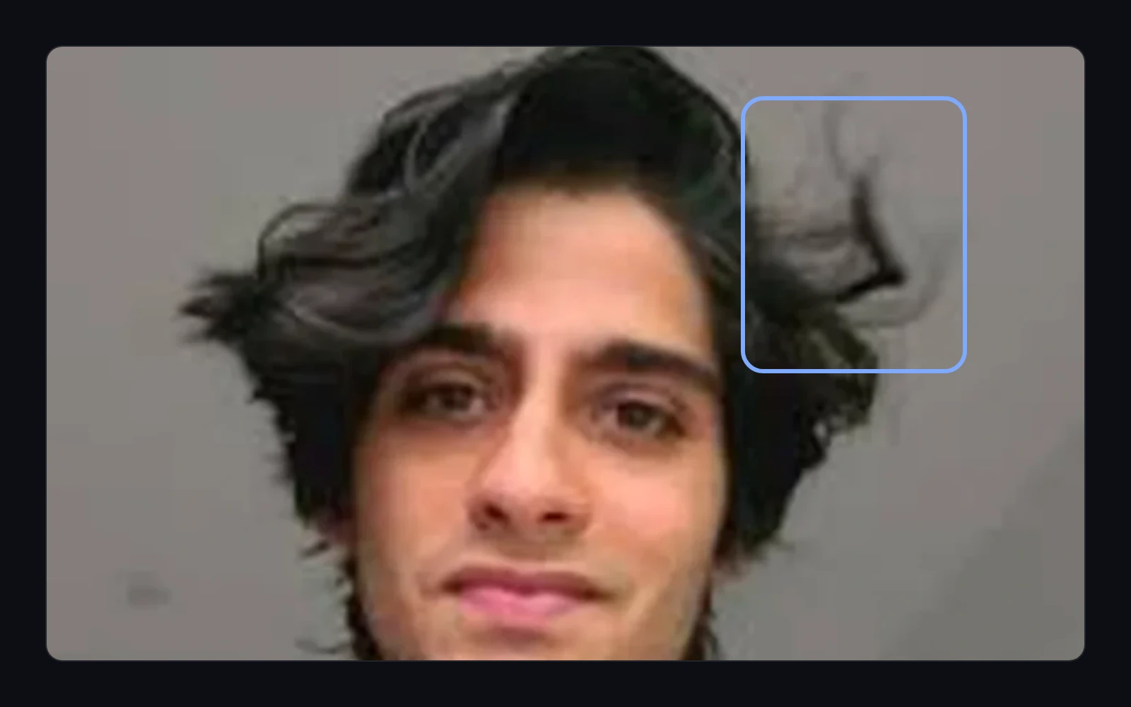 captura de pantalla de la foto d'una cara de linkedin al tauler de profile or wanted, de prop, amb el cabell solt marcat, on es veu el detall tou de 200 píxels.